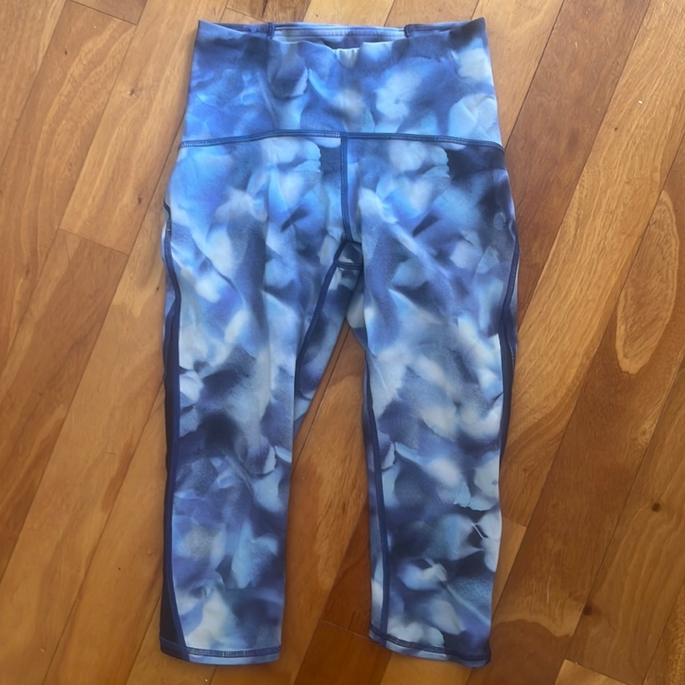Lululemon leggings size 4.